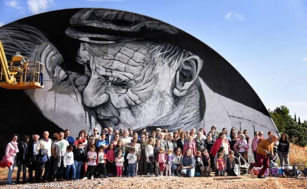 Foto de familia junto al mural de Artesprada. 