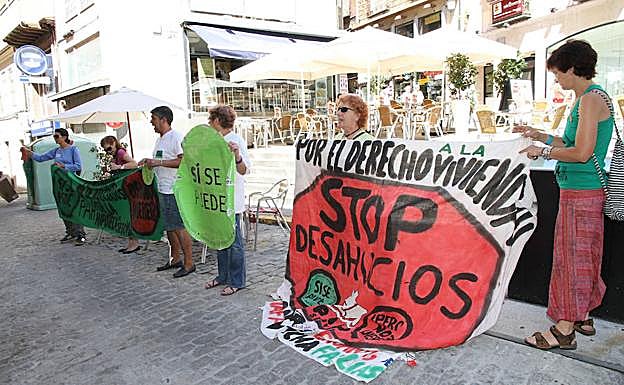Miembros de la Plataforma de Afectados por la Hipoteca en Segovia (PAH), en una manifestación en años anteriores.