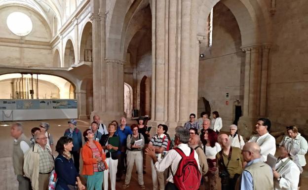 Participantes en un curso de la Fundación Santa María la Real sobre el románico, en una visita. 