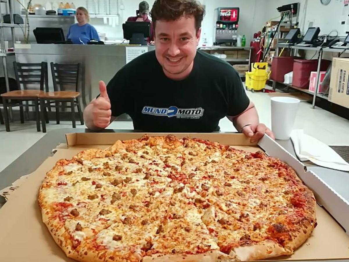 Este es el único reto americano que no pudo completar Óscar Lera. Una enorme pizza de 5 kilos que debía haber comido junto a otro comensal.