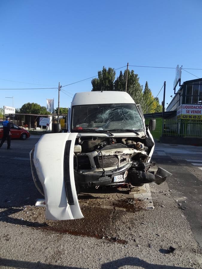 Una persona ha resultado herida muy grave en la colisión en la que se han visto implicados dos turismos y una furgoneta