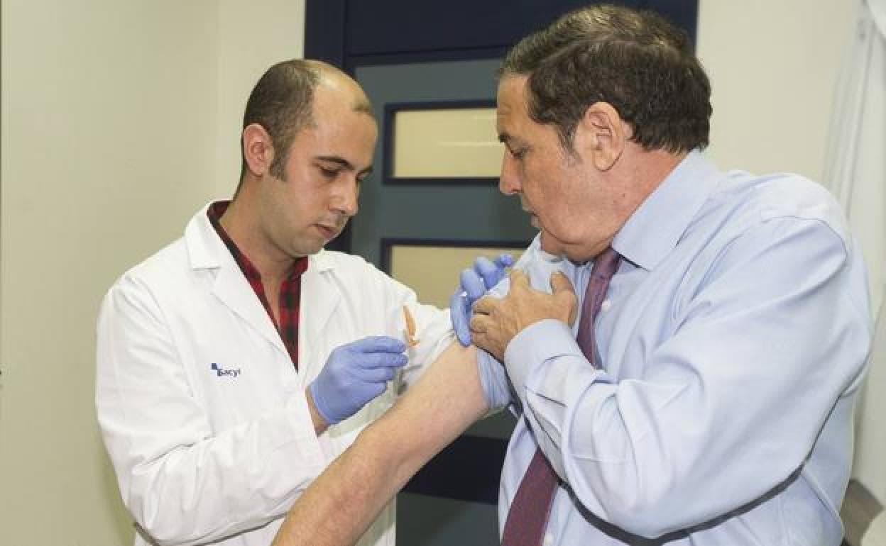 El consejero de Sanidad, Antonio María Sáez Aguado, acude a vacunarse frente a la gripe con motivo del inicio de la campaña.