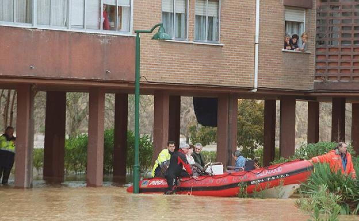 Los servicios de emergencia evacúan a vecinos de Arturo Eyries durante la crecida de 2001.