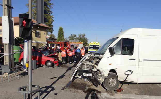 Imagen principal - Accidente de tráfico entre dos turismos y una furgoneta en el Camino Viejo de Simancas de Valladolid. 