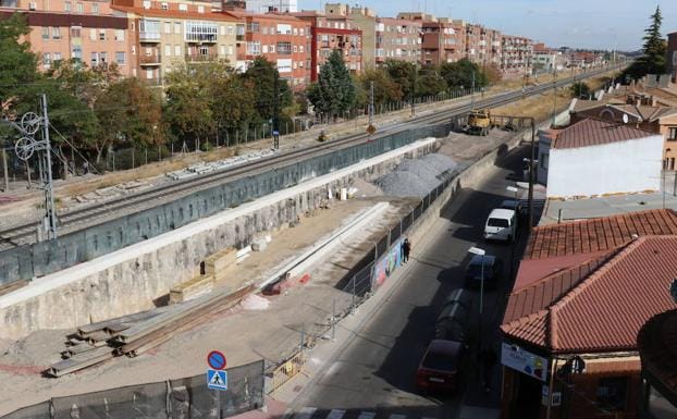 Obras bajo las vías en la plaza de Rafael Cano en el barrio de La Pilarica. 