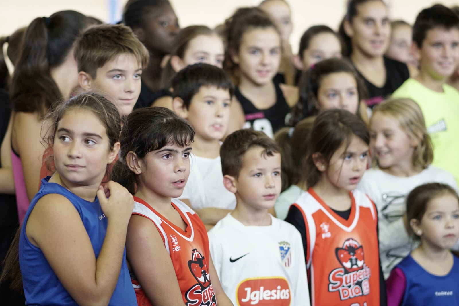 La plantilla del primer equipo salmantino ha respondido a las preguntas de los jóvenes baloncestistas tormesinos