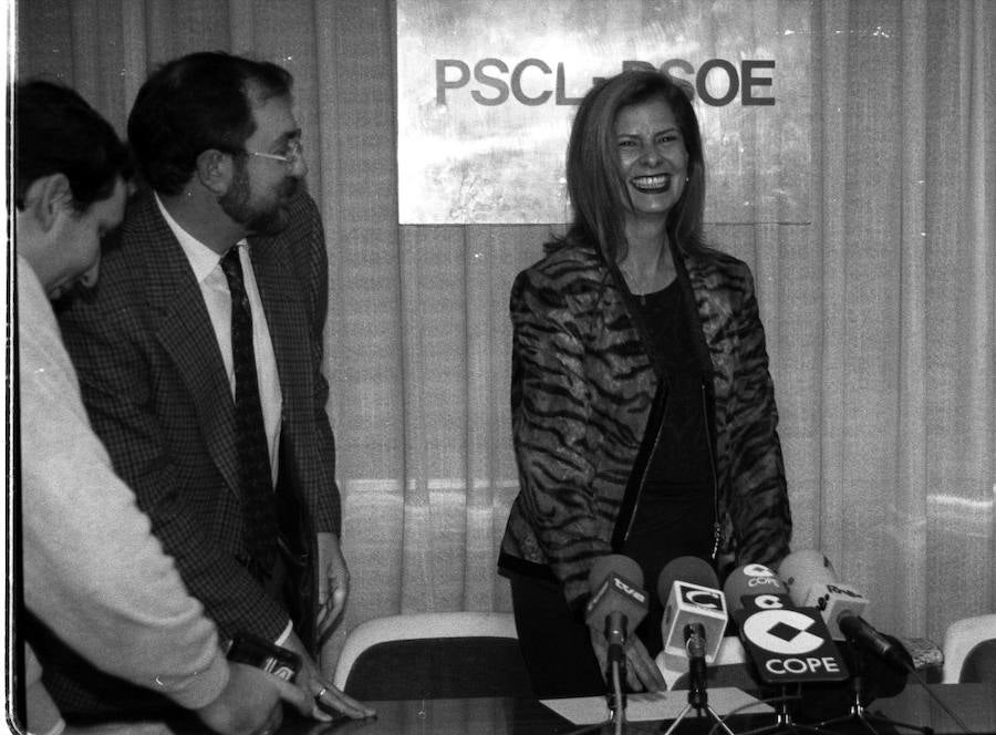 Carmen Alborch, junto a Jesús Quijano durante una rueda de prensa del PSOE en Valladolid. 