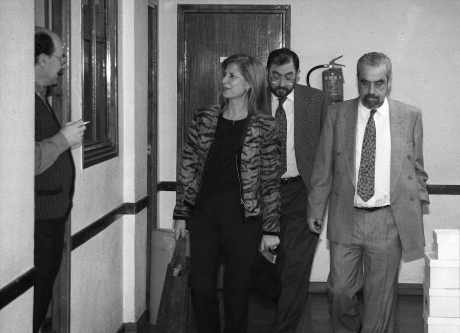 Carmen Alborch, junto a Jesús Quijano y Tomás Rodríguez Bolaños en la sede del PSOE de Valladolid en 1997. 