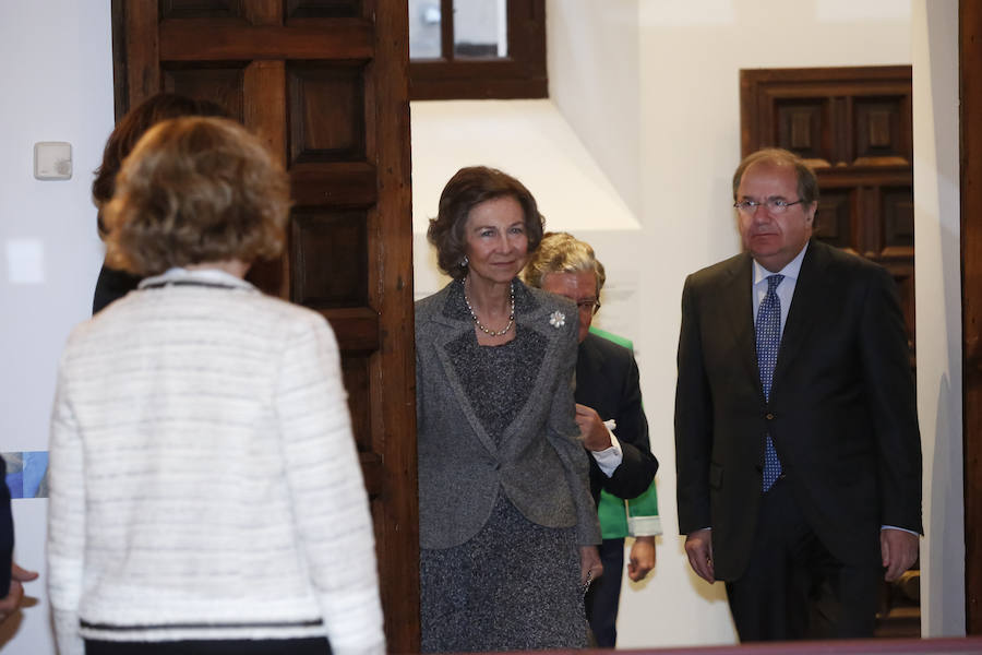 Con 88 años a sus espaldas, este incombustible literato venezolano y profesor jubilado recibió un merecido tributo y un sentido reconocimiento en el Paraninfo de la Universidad de Salamanca, de manos de la Reina emérita, Doña Sofía