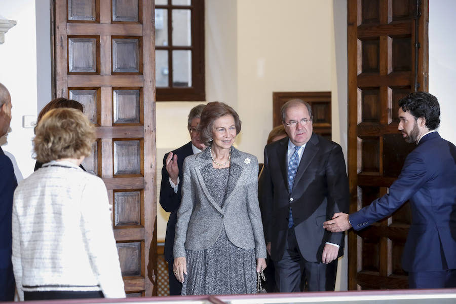 Con 88 años a sus espaldas, este incombustible literato venezolano y profesor jubilado recibió un merecido tributo y un sentido reconocimiento en el Paraninfo de la Universidad de Salamanca, de manos de la Reina emérita, Doña Sofía