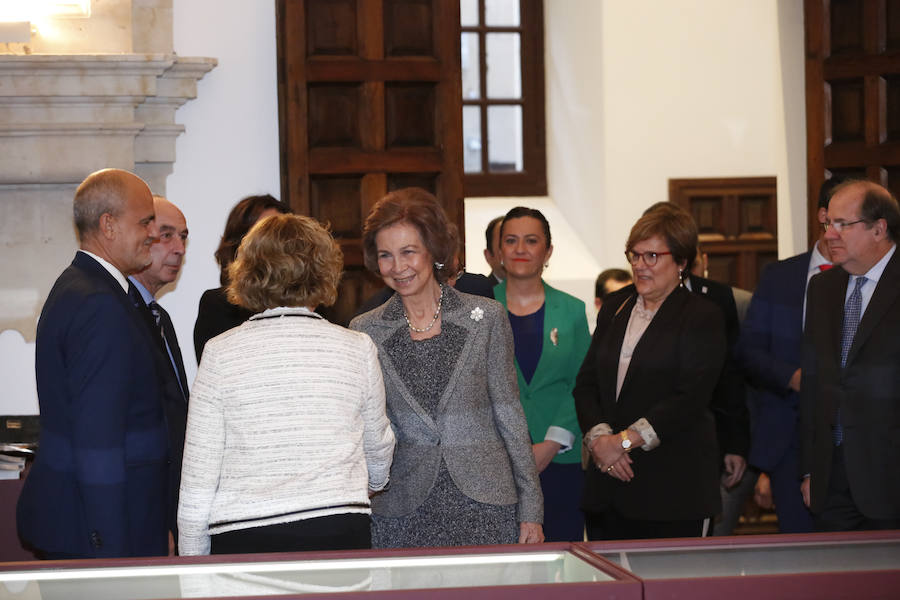 Con 88 años a sus espaldas, este incombustible literato venezolano y profesor jubilado recibió un merecido tributo y un sentido reconocimiento en el Paraninfo de la Universidad de Salamanca, de manos de la Reina emérita, Doña Sofía