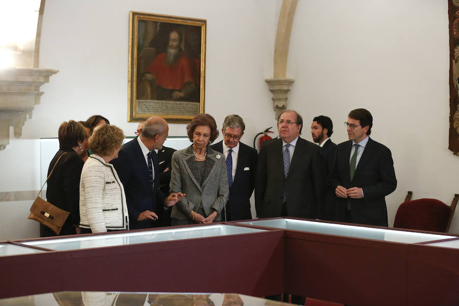 Con 88 años a sus espaldas, este incombustible literato venezolano y profesor jubilado recibió un merecido tributo y un sentido reconocimiento en el Paraninfo de la Universidad de Salamanca, de manos de la Reina emérita, Doña Sofía