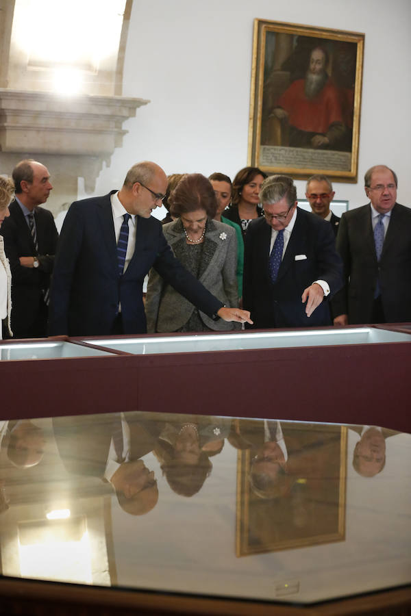 Con 88 años a sus espaldas, este incombustible literato venezolano y profesor jubilado recibió un merecido tributo y un sentido reconocimiento en el Paraninfo de la Universidad de Salamanca, de manos de la Reina emérita, Doña Sofía