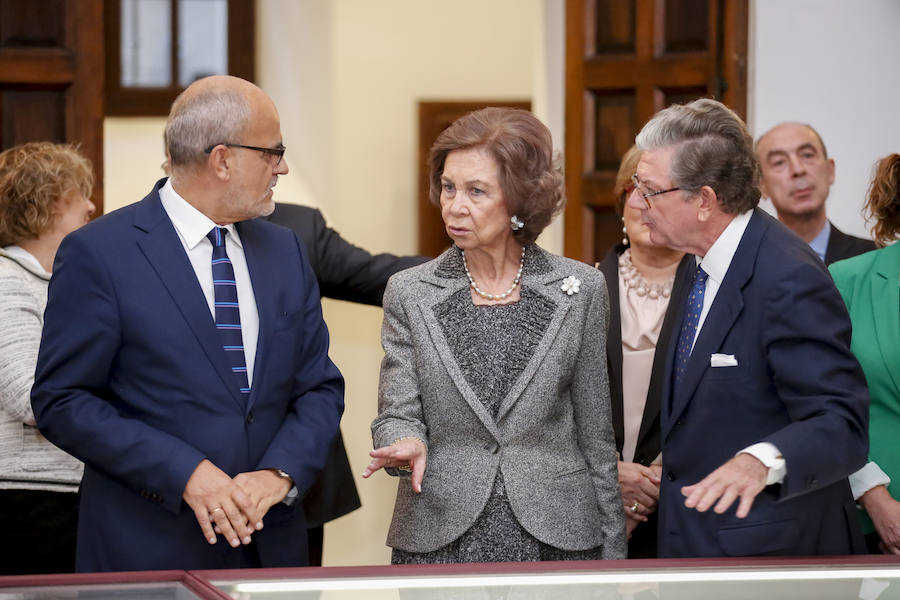 Con 88 años a sus espaldas, este incombustible literato venezolano y profesor jubilado recibió un merecido tributo y un sentido reconocimiento en el Paraninfo de la Universidad de Salamanca, de manos de la Reina emérita, Doña Sofía
