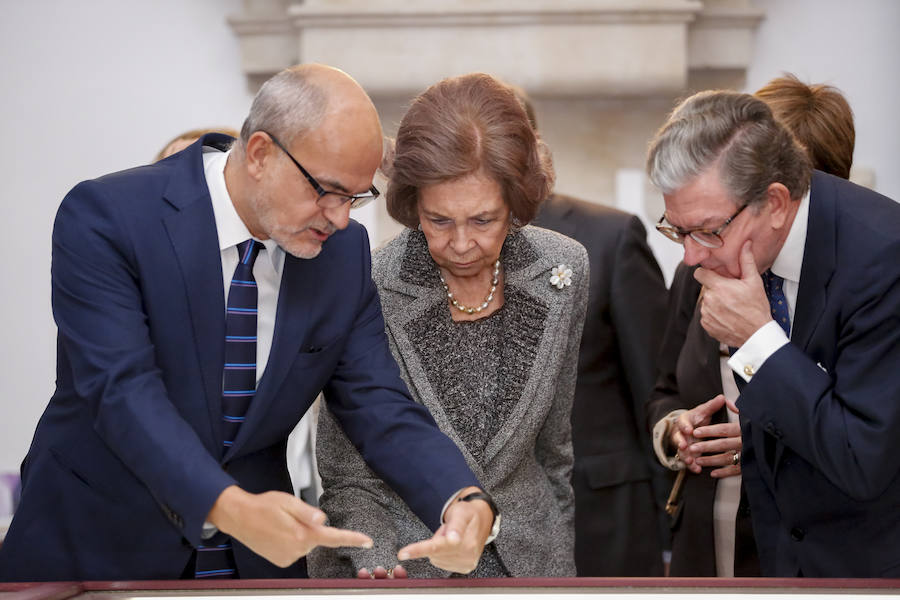 Con 88 años a sus espaldas, este incombustible literato venezolano y profesor jubilado recibió un merecido tributo y un sentido reconocimiento en el Paraninfo de la Universidad de Salamanca, de manos de la Reina emérita, Doña Sofía