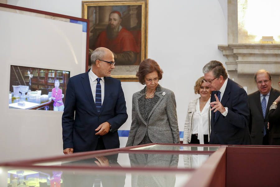 Con 88 años a sus espaldas, este incombustible literato venezolano y profesor jubilado recibió un merecido tributo y un sentido reconocimiento en el Paraninfo de la Universidad de Salamanca, de manos de la Reina emérita, Doña Sofía