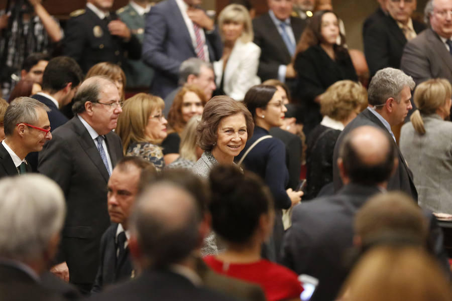 Con 88 años a sus espaldas, este incombustible literato venezolano y profesor jubilado recibió un merecido tributo y un sentido reconocimiento en el Paraninfo de la Universidad de Salamanca, de manos de la Reina emérita, Doña Sofía