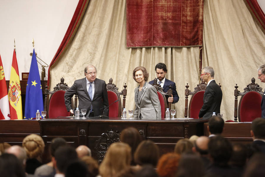 Con 88 años a sus espaldas, este incombustible literato venezolano y profesor jubilado recibió un merecido tributo y un sentido reconocimiento en el Paraninfo de la Universidad de Salamanca, de manos de la Reina emérita, Doña Sofía