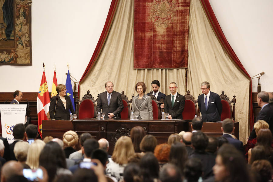 Con 88 años a sus espaldas, este incombustible literato venezolano y profesor jubilado recibió un merecido tributo y un sentido reconocimiento en el Paraninfo de la Universidad de Salamanca, de manos de la Reina emérita, Doña Sofía