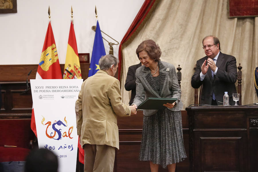 Con 88 años a sus espaldas, este incombustible literato venezolano y profesor jubilado recibió un merecido tributo y un sentido reconocimiento en el Paraninfo de la Universidad de Salamanca, de manos de la Reina emérita, Doña Sofía
