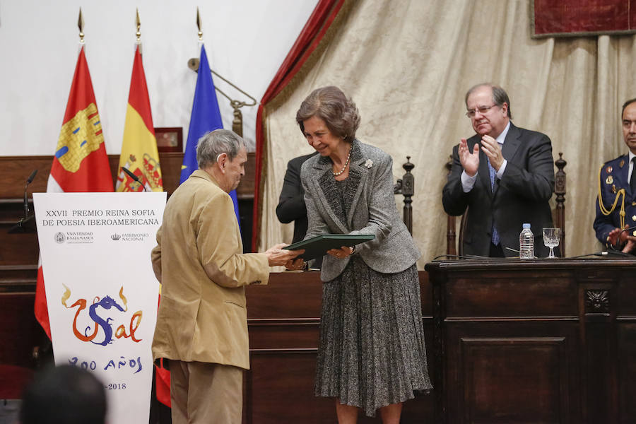 Con 88 años a sus espaldas, este incombustible literato venezolano y profesor jubilado recibió un merecido tributo y un sentido reconocimiento en el Paraninfo de la Universidad de Salamanca, de manos de la Reina emérita, Doña Sofía