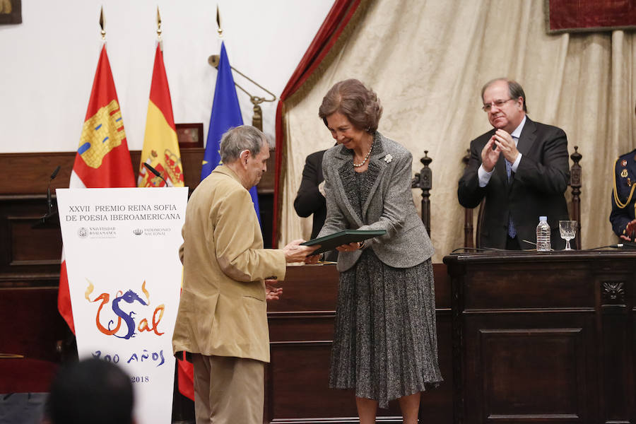 Con 88 años a sus espaldas, este incombustible literato venezolano y profesor jubilado recibió un merecido tributo y un sentido reconocimiento en el Paraninfo de la Universidad de Salamanca, de manos de la Reina emérita, Doña Sofía