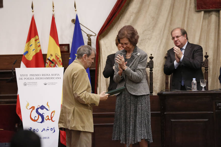 Con 88 años a sus espaldas, este incombustible literato venezolano y profesor jubilado recibió un merecido tributo y un sentido reconocimiento en el Paraninfo de la Universidad de Salamanca, de manos de la Reina emérita, Doña Sofía