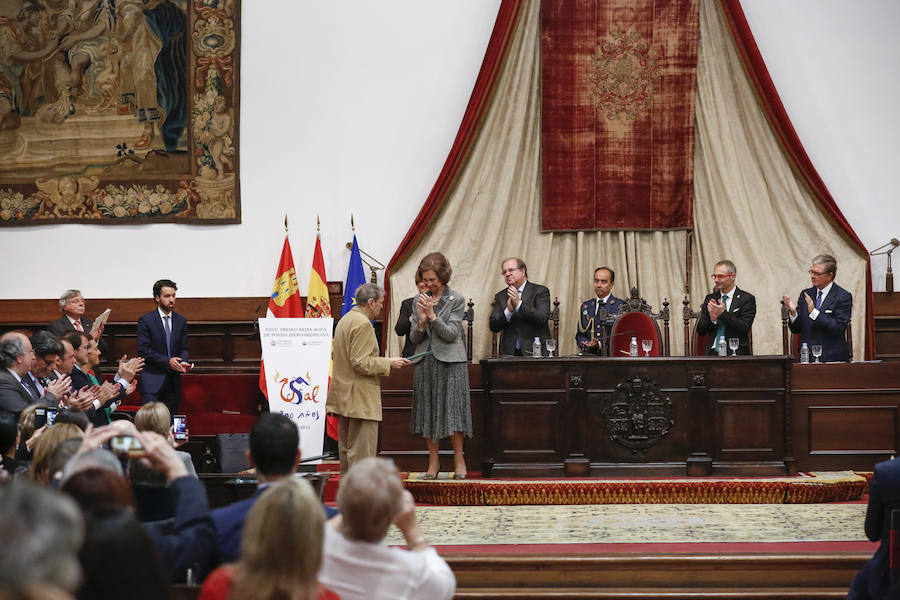 Con 88 años a sus espaldas, este incombustible literato venezolano y profesor jubilado recibió un merecido tributo y un sentido reconocimiento en el Paraninfo de la Universidad de Salamanca, de manos de la Reina emérita, Doña Sofía