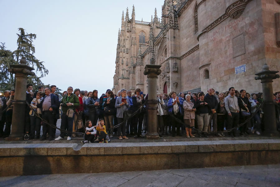 Con 88 años a sus espaldas, este incombustible literato venezolano y profesor jubilado recibió un merecido tributo y un sentido reconocimiento en el Paraninfo de la Universidad de Salamanca, de manos de la Reina emérita, Doña Sofía