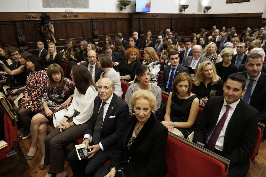 Con 88 años a sus espaldas, este incombustible literato venezolano y profesor jubilado recibió un merecido tributo y un sentido reconocimiento en el Paraninfo de la Universidad de Salamanca, de manos de la Reina emérita, Doña Sofía