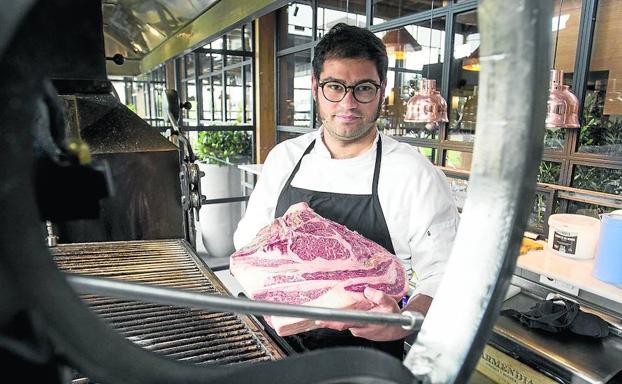 El cocinero burgalés Javier Delgado se dispone a preparar a la parrilla una buena chuleta de wagyu. 