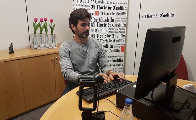 El director argentino Hernán Zin, durante el videochat en El Norte de Castilla. 