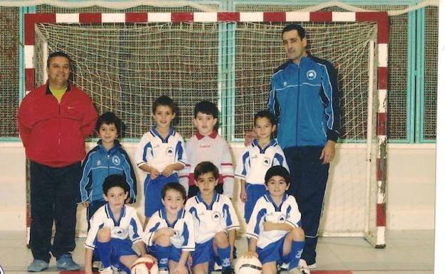 Miguelín, primero por la izquierda agachado, en el equipo de fútbol sala en el que empezó con 4 años. 