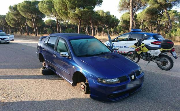 Sin ruedas en Puente Duero. Un vecino encontró ayer por la mañana este Seat robado la noche anterior (sin las cuatro ruedas y con el puente) en mitad del camino que lleva a la playa de Puente Duero. 