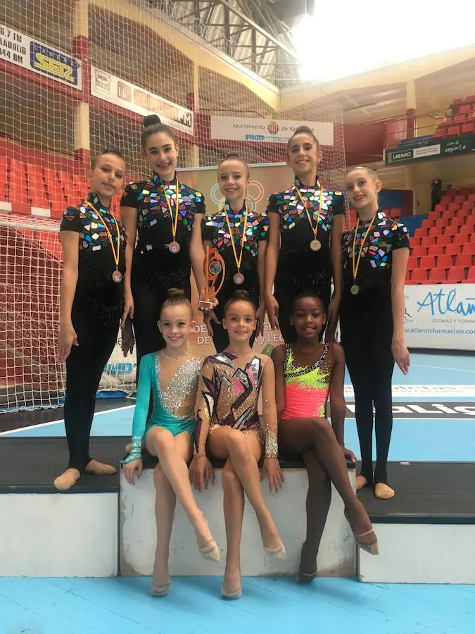 Gimnastas del Club Rítmica Salamanca en el Regional. 