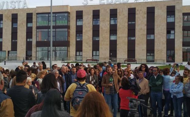 Manifestacion ante la residencia de Bellavista en Castellanos de Moriscos en apoyo a las denuncias del programa '¿Te lo vas a comer?' de Alberto Chico en La Sexta