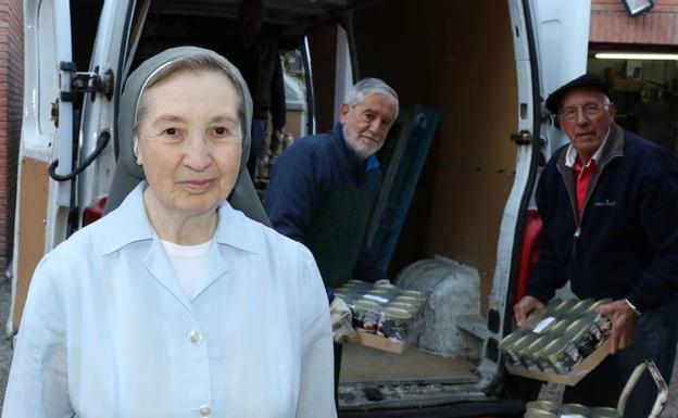 La hermana Gloria, junto a voluntarios de su red de reparto de alimentos en la calle Ruiz Hernández. 