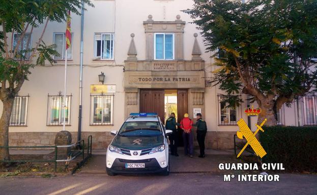 Los agentes conducen a un detenido al interior de la comandancia.