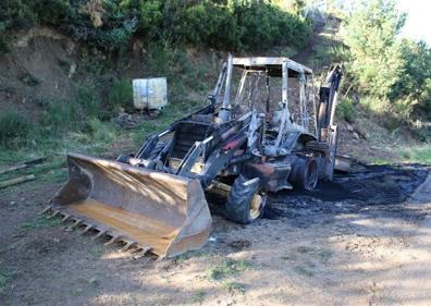 Imagen secundaria 1 - Máquinas dañadas por el detenido y la bombona de gas butano con el regulador abierto usada por el detenido para intentar volar el Ayuntamiento Santo Tomé del Puerto. 