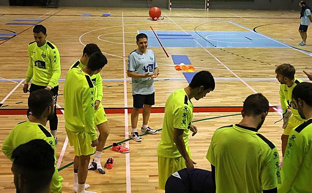 La plantilla del Naturpellet Segovia se ejercita en la renovada pista del Pedro Delgado. 