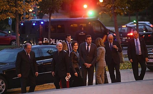 Imagen principal - La Reina Letizia, durante su visita este viernes a la Seminci. 