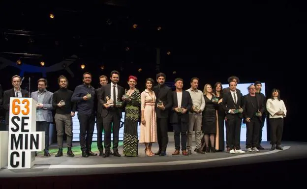 Los premiados, sobre el escenario del Teatro Calderón de Valladolid.