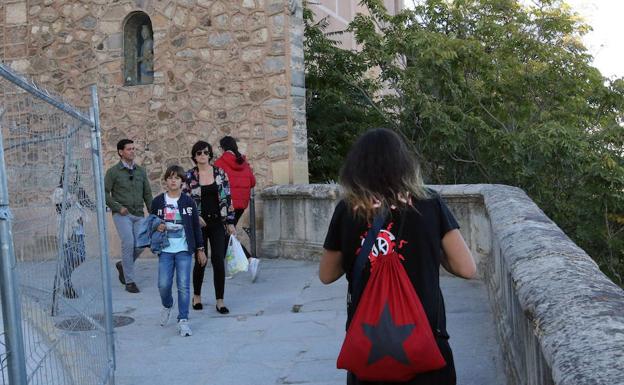 De Santos achaca a la «ignorancia» la campaña contra la estatua del diablo, que lleva más de 3.000 firmas