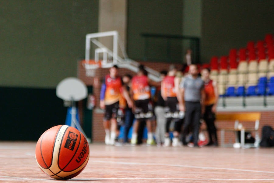 Fotos: El Aquimisa Carbajosa cae ante el Estudiantes Lugo (72-81)