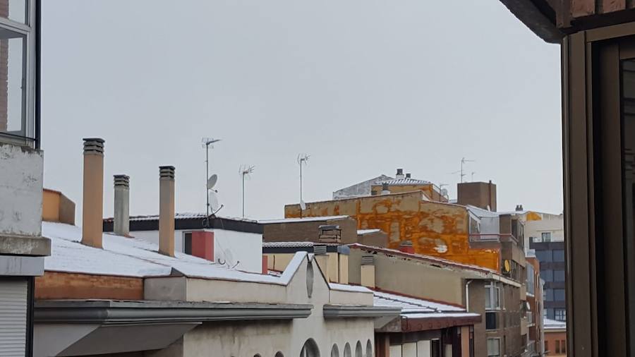 Los tejados de Palencia empezaron a acumular nieve en tono a las 7:30 horas.