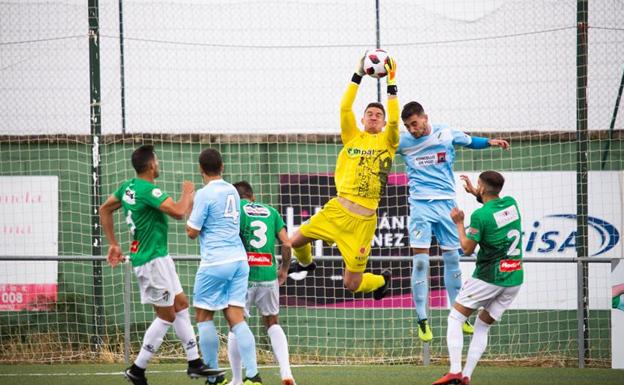 Amador Zarco atrapa un balón aéreo ante el Coruxo.