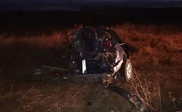 Imagen principal - Colisión entr un turismo y un camión en la A-62, a la altura de la localidad vallisoletana de Cubillas de Santa Marta. 