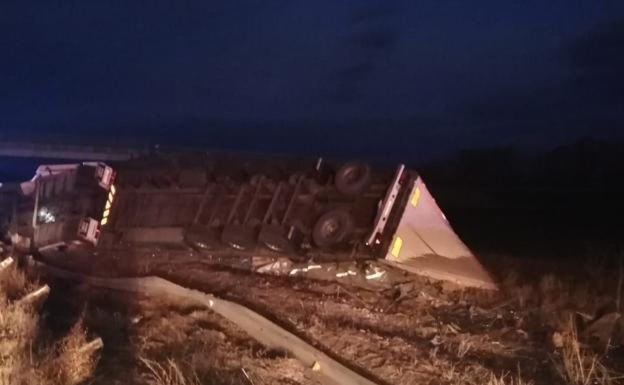 Tras el impacto, el camión se quedó volcado en Cubillas de Santa Marta, en Valladolid. 