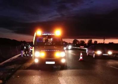Imagen secundaria 1 - Colisión entr un turismo y un camión en la A-62, a la altura de la localidad vallisoletana de Cubillas de Santa Marta. 