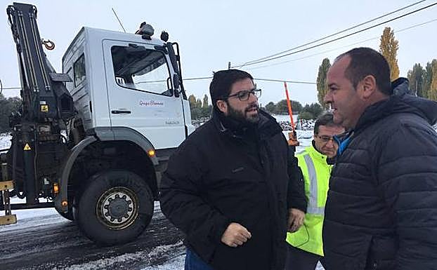 El presidente de la Diputación visita alguna de las vías afectadas por la nieve. 